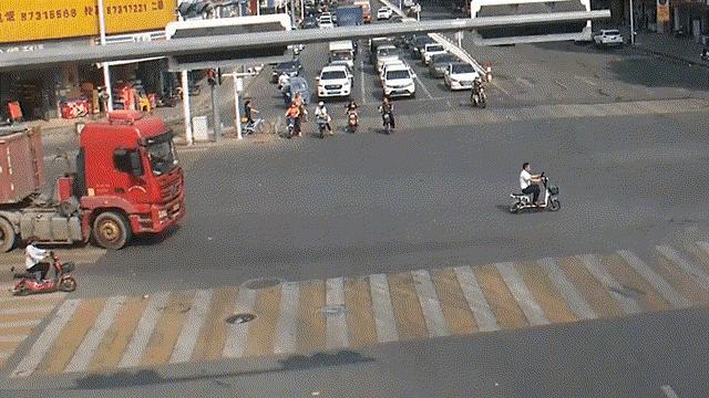 DƬ
